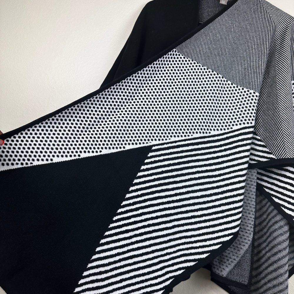 Chico's Geo Graphic Jacquard Poncho Cape One size - Picture 5 of 6